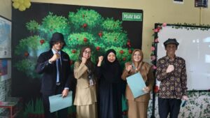 gambar orang mengepalkan tangan memunjukkan ekspresi semangat