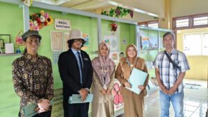 gambar orang berdiri di dalam sebuah ruangan, memakai pakaian dan seragam 